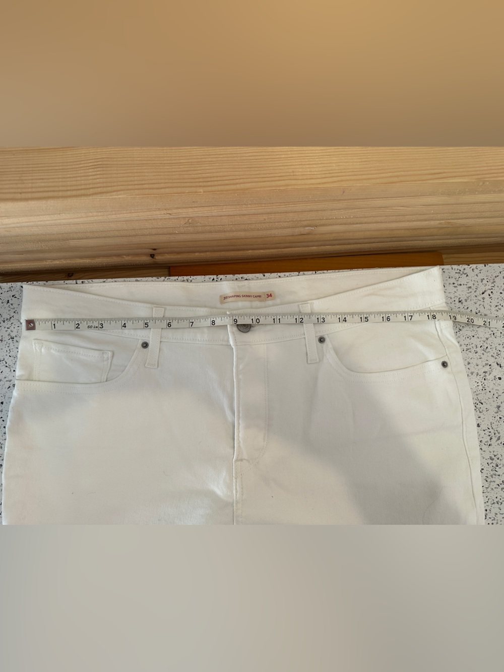 Levi's White Cropped Capris - Picture 5 of 5